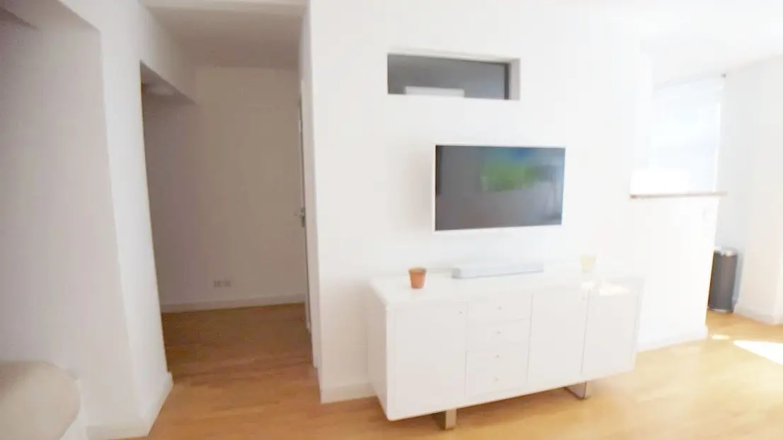 Bright & Modern City Apartment — photo 1